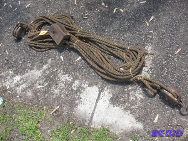 lot 74 image: Large bundle of hemp rope and pulli...