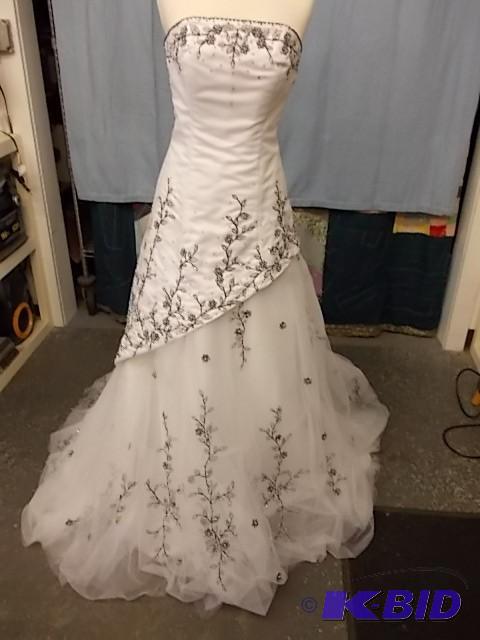 Size 10 Venus White &amp Black $24...