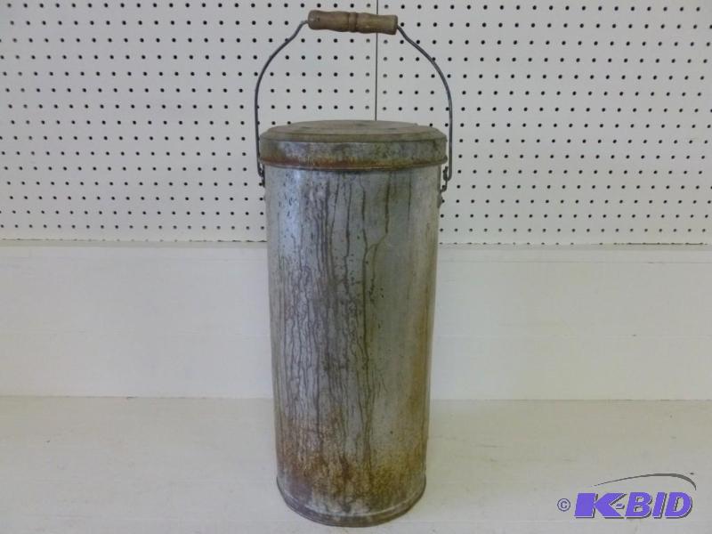 lot 13 image: Large vintage metal lard pail with ...