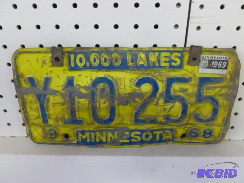 lot 20 image: Vintage 1968 Minnesota embossed met...