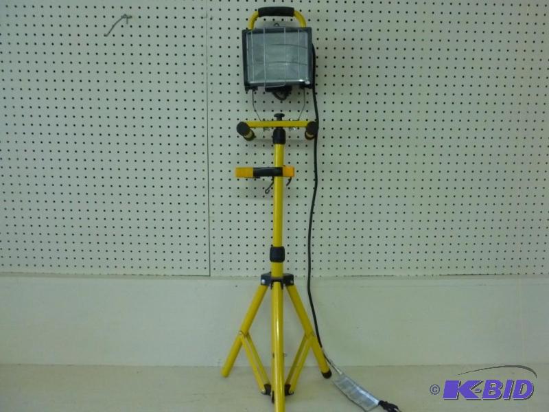 lot 228 image: Heavy duty halogen shop light on ad...