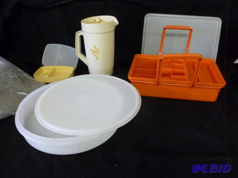 lot 236 image: Lot of four good Tupperware items t...