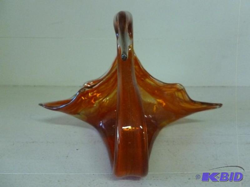 lot 260 image: Beautiful hand blown art glass swan...