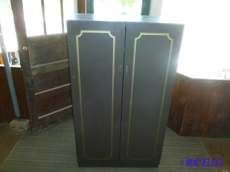 lot 29 image: Double door metal storage cabinet w...