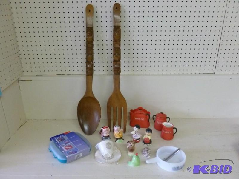 lot 315 image: Large decorative lot that includes ...