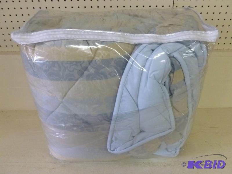 lot 319 image: Beautiful King Size Comforter, appe...