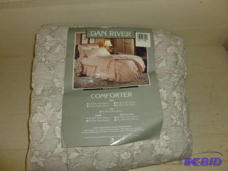 lot 321 image: Beautiful Queen Size Comforter, app...