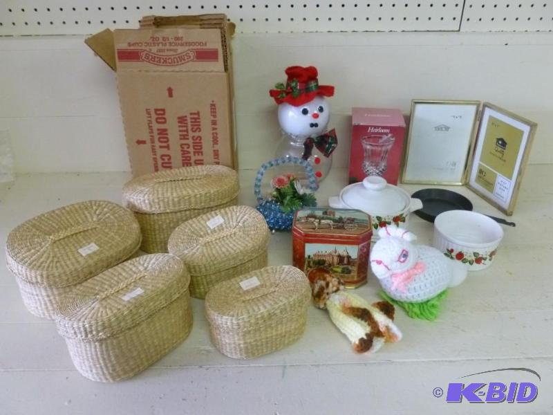 lot 324 image: Large lot that includes a Heirloom ...