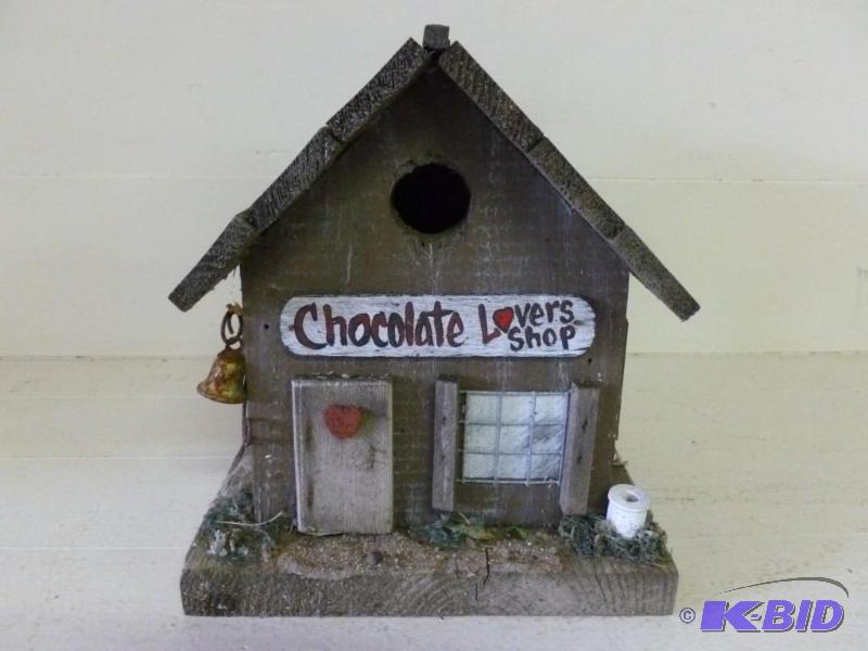 lot 389 image: Heavy duty wooden bird house that m...