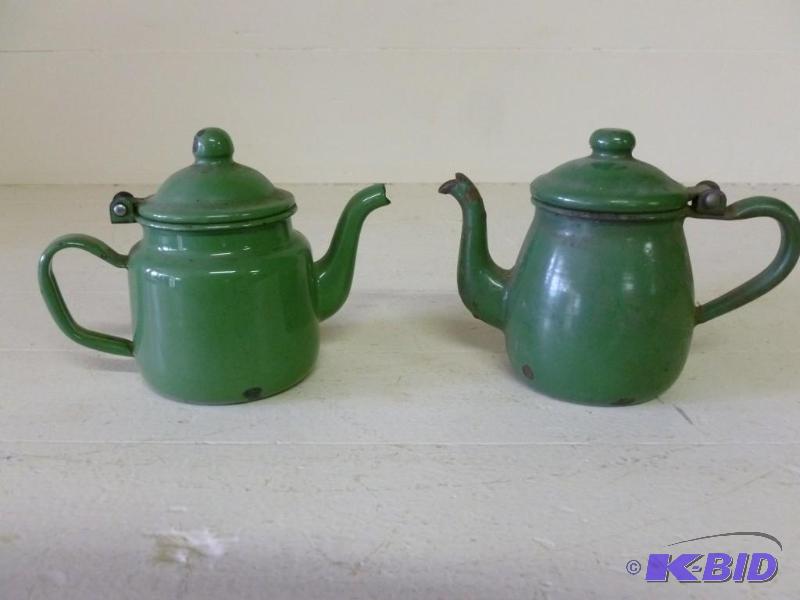 lot 39 image: Lot of two vintage green porcelain ...