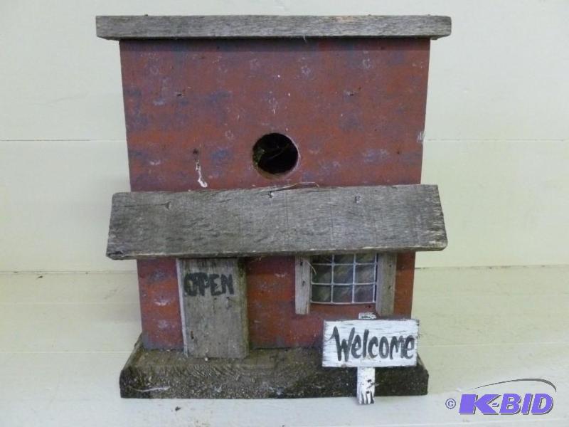 lot 391 image: Heavy duty wooden bird house that m...