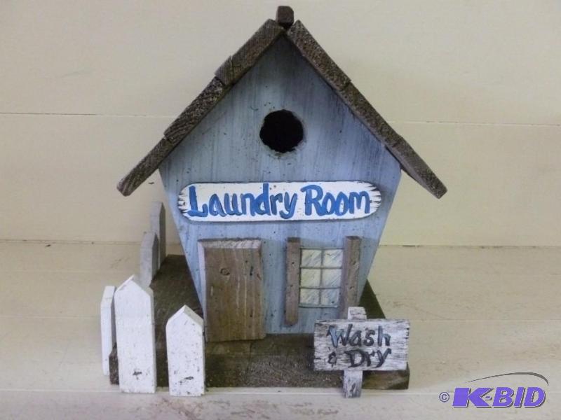 lot 392 image: Heavy duty wooden bird house that m...
