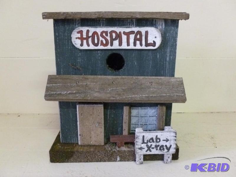 lot 393 image: Heavy duty wooden bird house that m...
