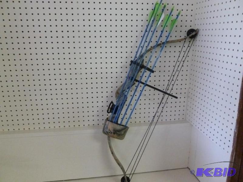 lot 398 image: PSE Archery kids compound bow that ...