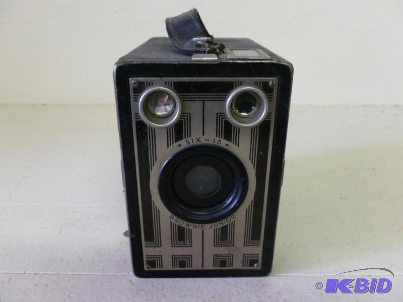 lot 56 image: Vintage Kodak Brownie Junior Six - ...