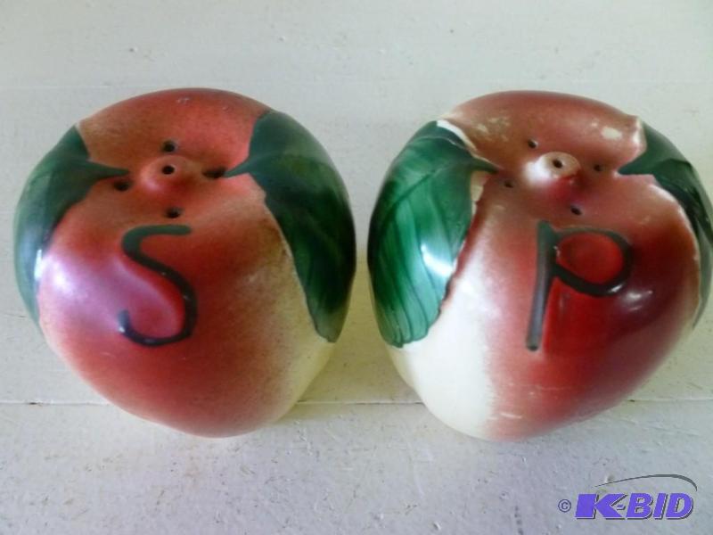 lot 60 image: Vintage Hull hand painted porcelain...