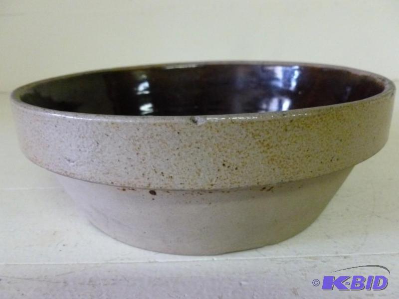 lot 84 image: Vintage glazed crock bowl that meas...