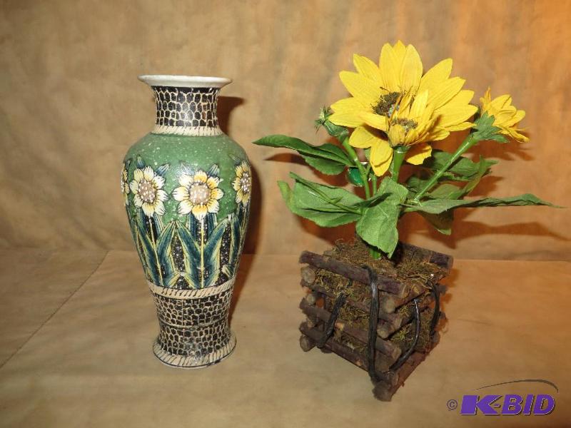 Beautiful flower vase with no nick ...