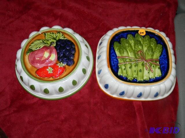 Two hanging ceramic kitchen decor...