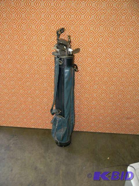 Lot of right-handed golf clubs in g...