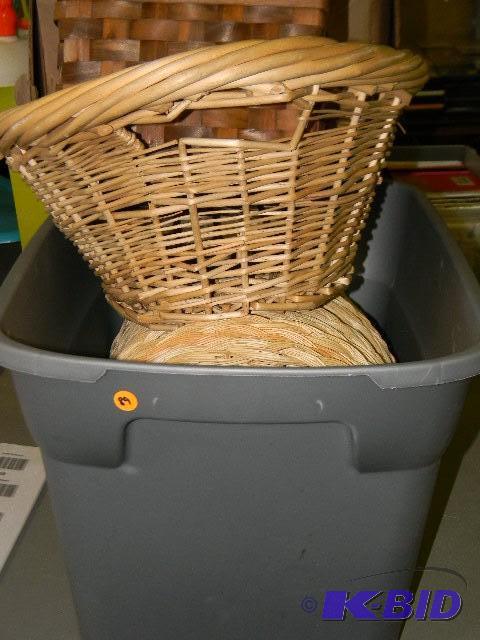 Lot of 18 - 14 wicker trays, 2 bask...