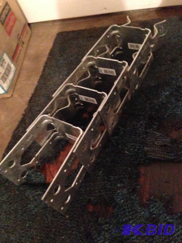 lot 16 image: 4 - Simpson Strong Tie 4X4 clip on...
