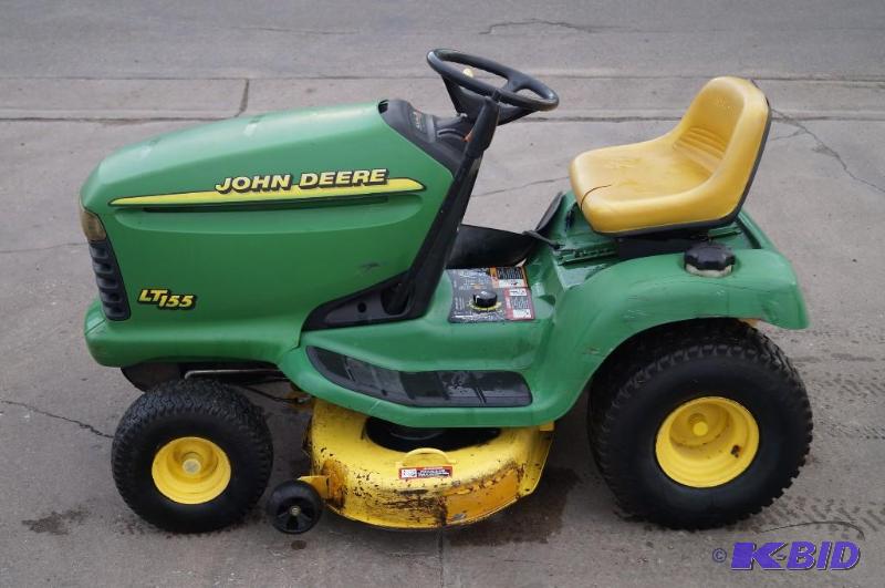 lot 4 image: Riding Mower