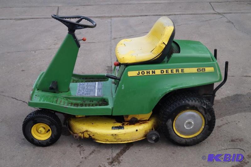 lot 5 image: Riding Mower