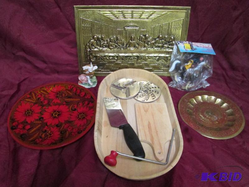 Vintage metal trays and miscellaneo...