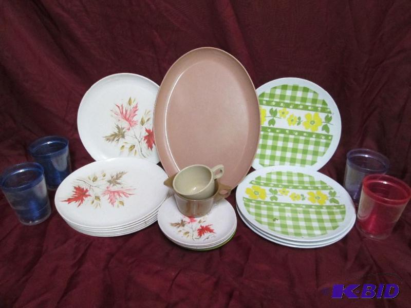 Two sets of plastic dinnerware, 5 p...