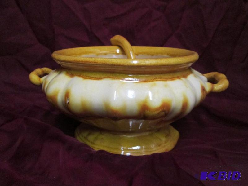 Vintage soup pot and shell shaped l...