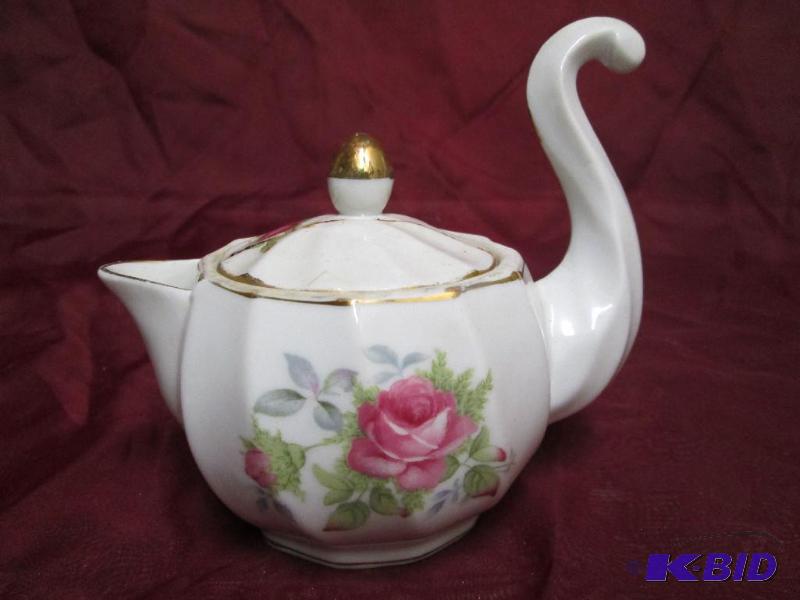 Lefton single serving tea pot featu...