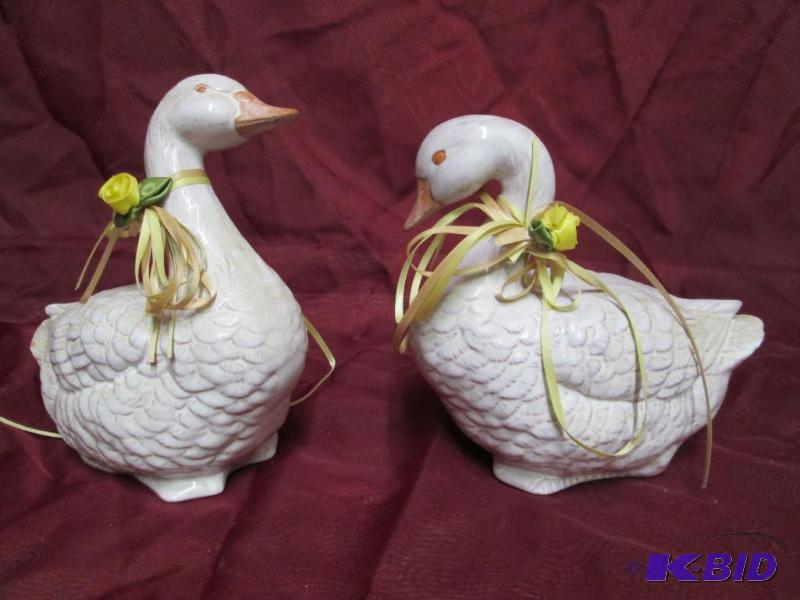 Nice pair of porcelain geese with r...