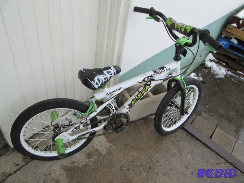 Kobra Razor boys bike with stunt pe...