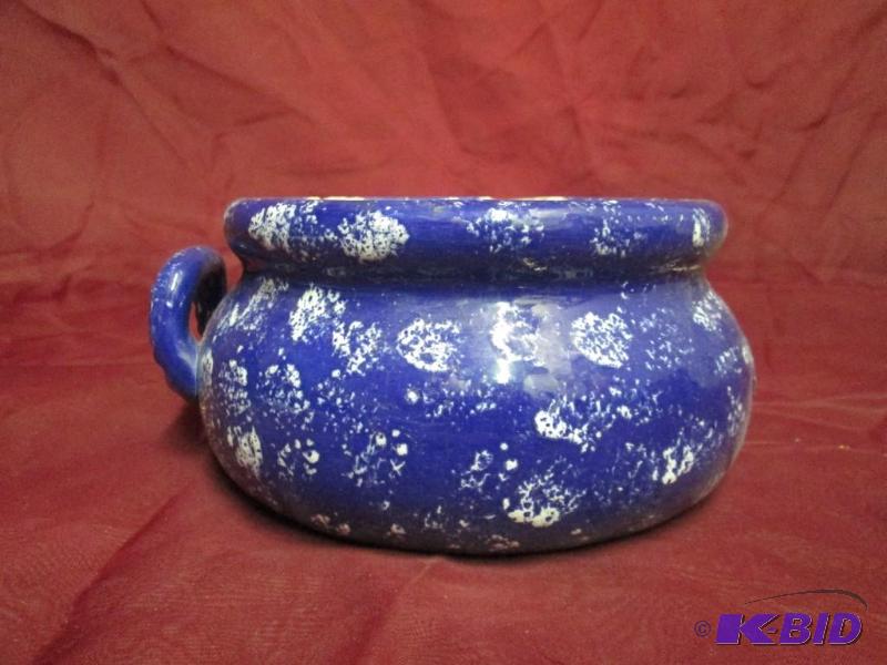 Nice blue pot. One handle is broken...
