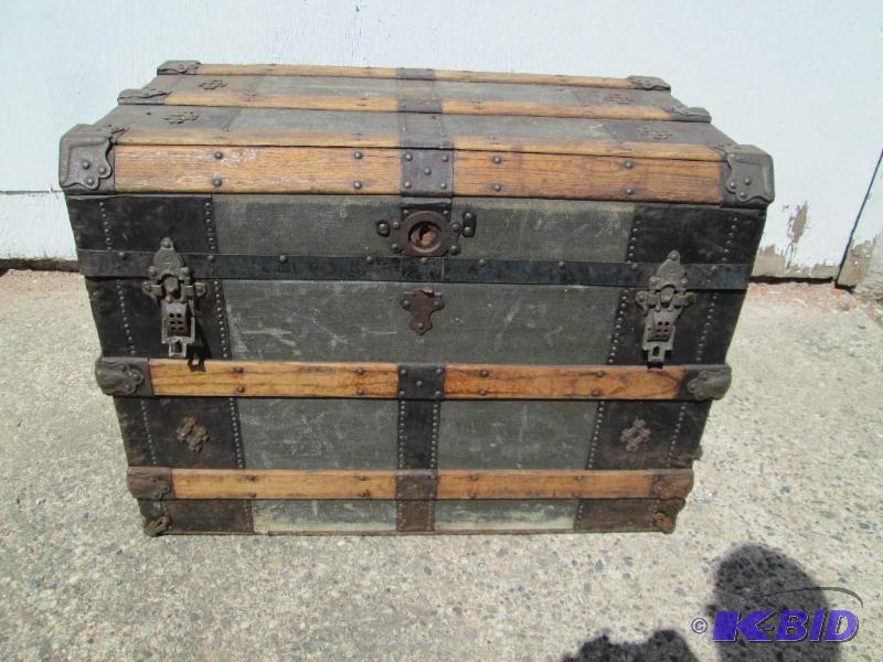 Vintage steamerstorage trunk. Gree...