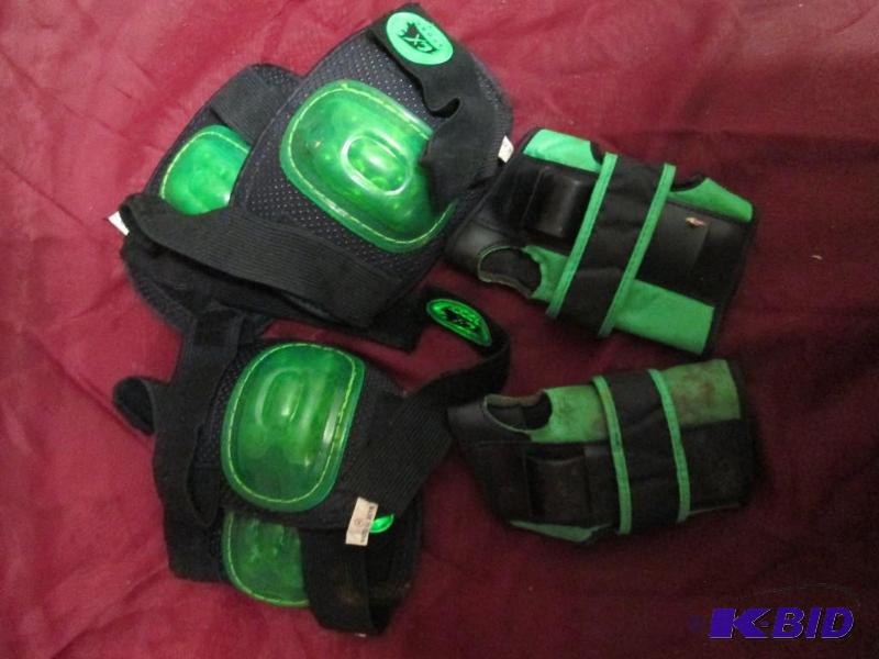 lot 54 image: Lot of CX Sports elbow, knee, and w...