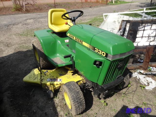 John Deere 330 48&quot lawn tracto...