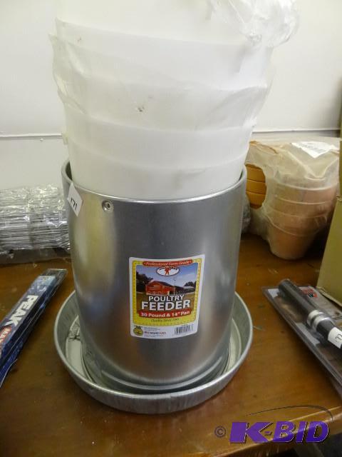 New Poultry Feeder 30 lb with 14 tr...