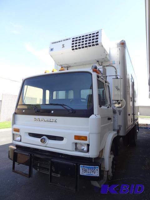 2000 Mack midliner refrigerated tru...