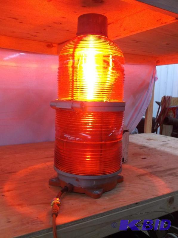 lot 19 image: CELL PHONE TOWER LIGHT. THIS LIGHT ...