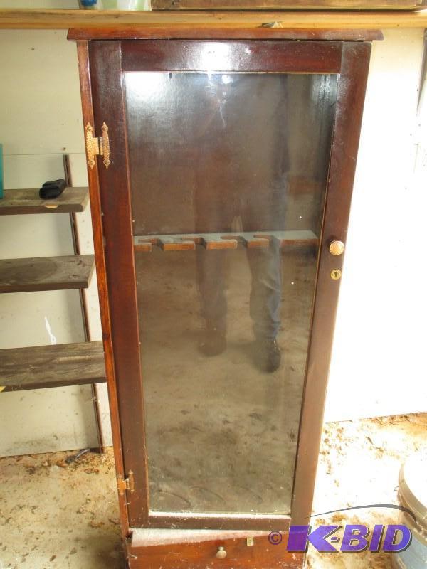 lot 118 image: Wood gun cabinet, holds 4 guns...