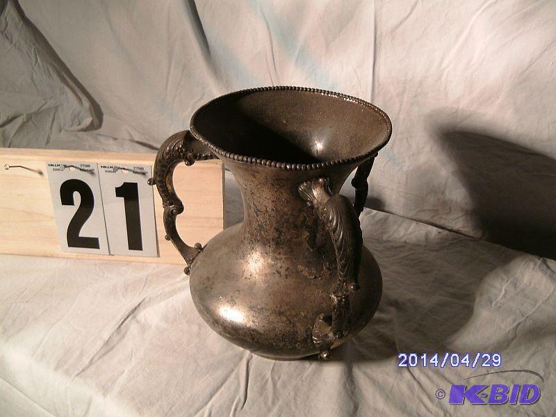 lot 21 image: Antique Metal Spittoon - 8" ta...