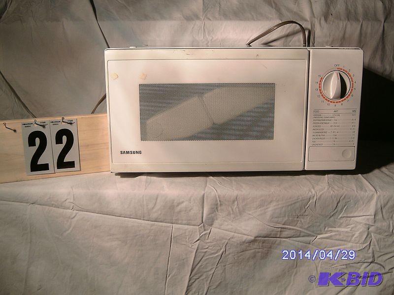 lot 22 image: Samsung Microwave - new used a cou...
