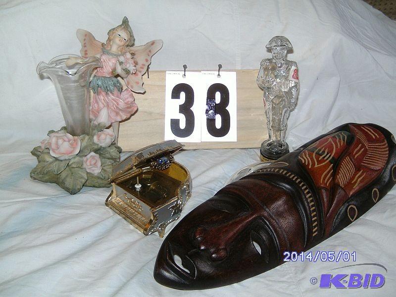lot 38 image: Household Miscellaneous - bud vase...