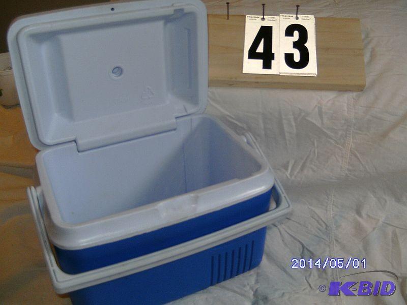lot 43 image: Rubbermaid Cooler lunchbox - 9"...