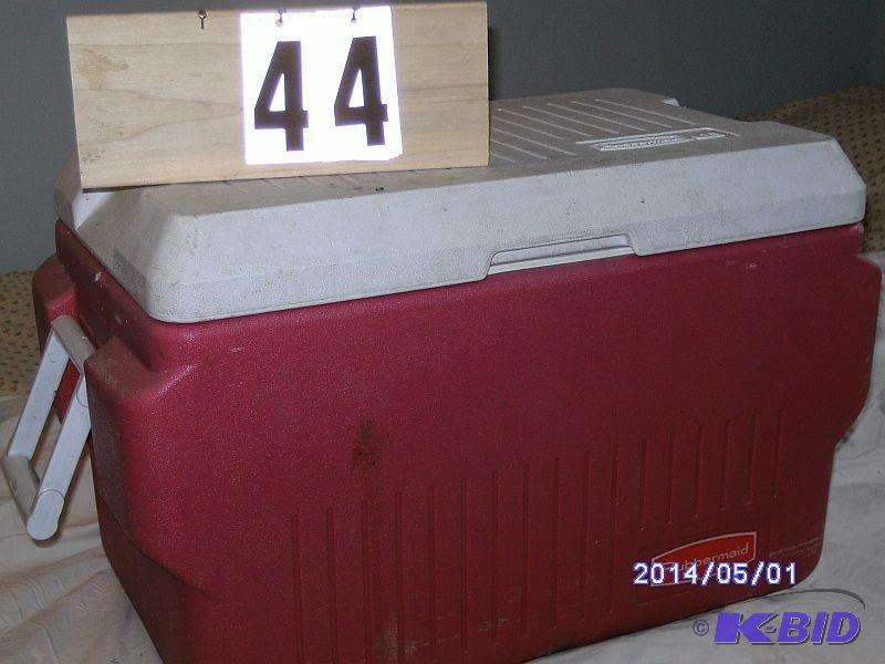 lot 44 image: Rubbermaid Cooler - 48-quart...