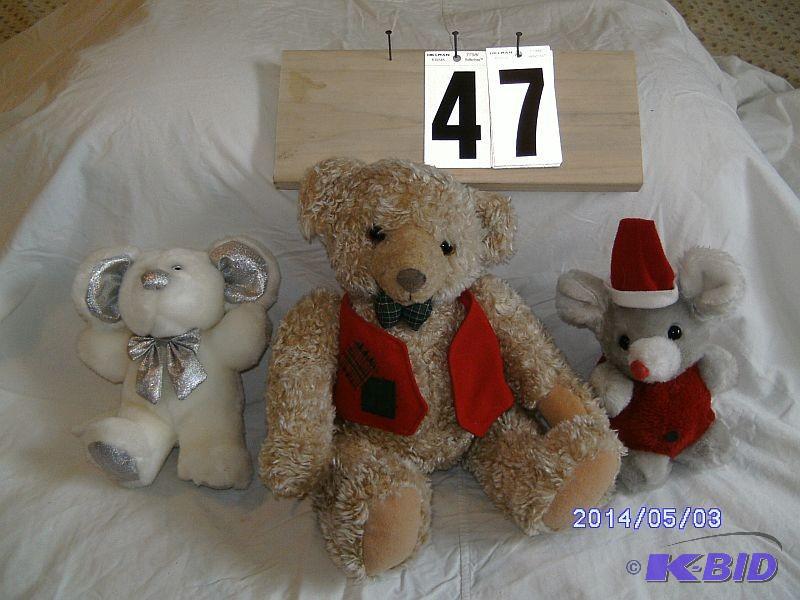 lot 47 image: Christmas stuffed animals - 3...