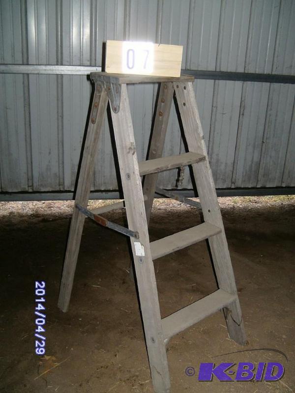 lot 7 image: Wooden Ladder - 4 foot height...