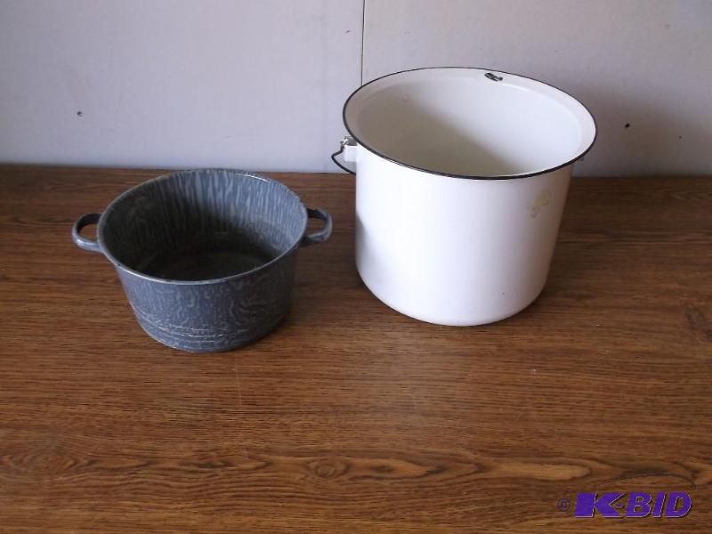 Vintage enamel wear pots in good co...